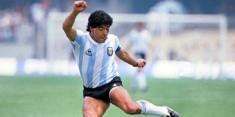 Diego Maradona đã bộc lộ tài năng bóng đá của mình từ rất sớm