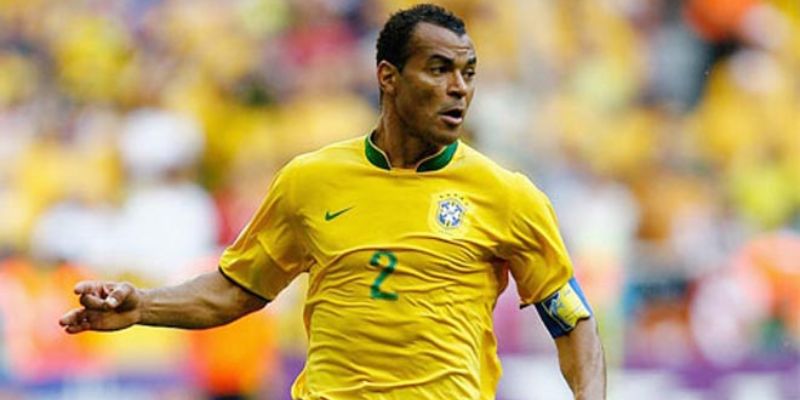 Cafu đảm nhận tốt cả việc phòng ngủ và tấn công