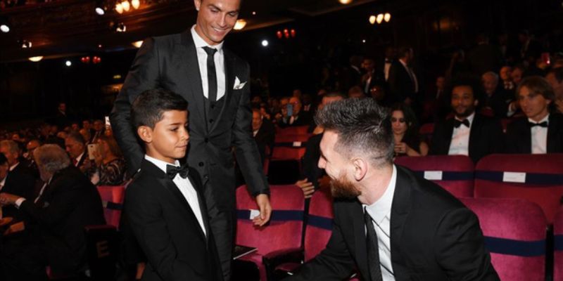 Con trai Ronaldo và Messi